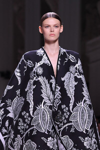 121795779_GivenchyRunwayParisFashionWeekHauteCoutureAYrq_ioC2S0x.thumb.jpg.a285946f8c53fc29718ac334c30871ec.jpg