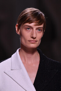 1232406693_GivenchyRunwayParisFashionWeekHauteCouturenbsW01-3obPx.thumb.jpg.39e6d69a7dc3386b0946f95f01c57498.jpg