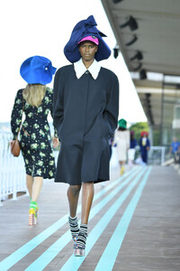 1233442981_MiuMiuClub2020RunwayOxHevYSafVPx.thumb.jpg.822fba78b0f30ee1625813d3caeec9f1.jpg