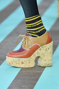 1234211239_MiuMiuClub2020RunwayCIXGWa0Aniex.thumb.jpg.334db249f522c0f65487c979cfdd0a33.jpg