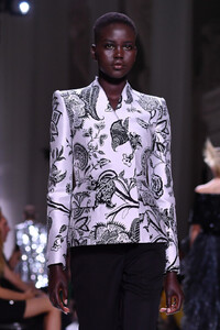 1244832803_GivenchyRunwayParisFashionWeekHauteCoutureqEyR9F6KEsnx.thumb.jpg.07eab3aa7914a5bdf75ee66ff79fda15.jpg