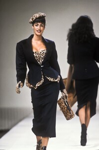 1245567943_AzzedineAlaia1991WomenRTW41.thumb.jpg.2d40d314384a5c49f08e5852b7e4dcfa.jpg