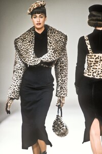 1249982566_AzzedineAlaia1991WomenRTW31.thumb.jpg.b425eaed5bd2318f80fef2791087341e.jpg