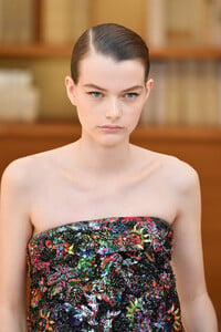 1252031245_ChanelRunwayParisFashionWeekHauteCouture0MApxQAPtbMx.thumb.jpg.37f8fb489a36d69b3b1aa9ecbe877d55.jpg