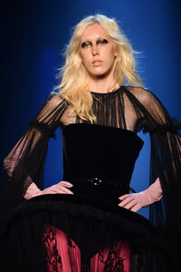 1252171933_JeanPaulGaultierRunwayParisFashionWeek1jOWhhuH6T4x.thumb.jpg.f10946a2cbf08e176f3724a1ade27052.jpg