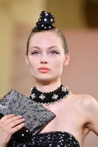 1265298475_GiorgioArmaniPriveRunwayParisFashionnHn5rIl_NrJx.thumb.jpg.a91d8be539f5d5ea49167c74feeb9dd2.jpg