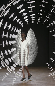 126592373_IrisVanHerpenRunwayParisFashionWeekb5gk9QK2iZgx.thumb.jpg.89bb09a74244dd80f2d5069b6806da4e.jpg
