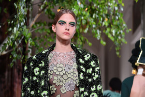 1267801029_ValentinoRunwayParisFashionWeekHautel1BsW200EEix.thumb.jpg.1b25c643fe8baa18b592284d4daa8099.jpg