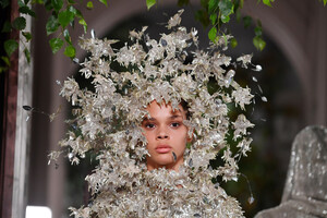 12716125_ValentinoRunwayParisFashionWeekHauteCescxrSN2qex.thumb.jpg.ca8b9f96a3043a9c072b49980b10828a.jpg