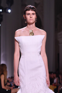 1271788106_GivenchyRunwayParisFashionWeekHauteCoutureV6h2-h2sYTRx.thumb.jpg.64a3f27c5b3bb32fd9f42ed1fa25069b.jpg