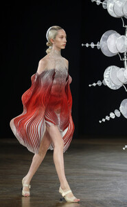 1275291576_IrisVanHerpenRunwayParisFashionWeek60k0J9rZ4qQx.thumb.jpg.b1afa458b5f4e07534cef3e1315bee8f.jpg