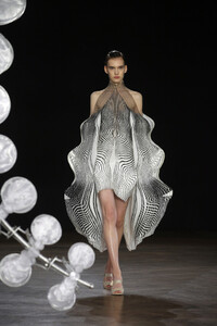 1288821730_IrisVanHerpenRunwayParisFashionWeek0VcvA_CgyLqx.thumb.jpg.40703d96dc76da665f3969fbf2398b8a.jpg
