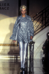 1292652707_GianniVersace1994HauteCouture23.thumb.jpg.d02dc3c139b4f8f6266a95f20aaac6ab.jpg