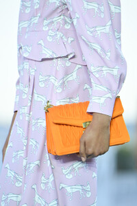 129493322_MiuMiuClub2020RunwayYboCnxIWH_mx.thumb.jpg.69d52fbe66ac937b234afe51450dde02.jpg