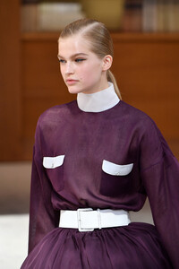 130321045_ChanelRunwayParisFashionWeekHauteCoutureuvkScnZRHqqx.thumb.jpg.08860e5c5f135e085cb28d139bca5425.jpg
