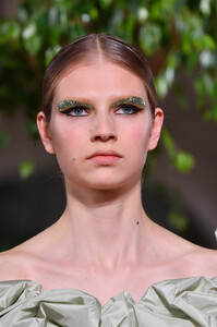 1304421283_ValentinoRunwayParisFashionWeekHautefZzDFM92p4Wx.thumb.jpg.2f12860b5135509f9f7ed0ac6a2436de.jpg