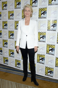 Linda+Hamilton+Terminator+Dark+Fate+Red+Carpet+imtwW-FuC_1x.jpg