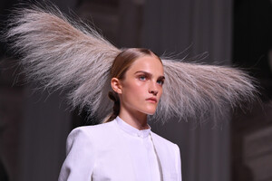 1309052618_GivenchyRunwayParisFashionWeekHauteCoutureKQ46B6fqR06x.thumb.jpg.120dfb22b61ba3df4369c17559fa8173.jpg