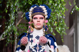 1311191228_ValentinoRunwayParisFashionWeekHauteWQ0Eu6-h1rlx.thumb.jpg.f635d4b2ab929c850378470bce3511ca.jpg