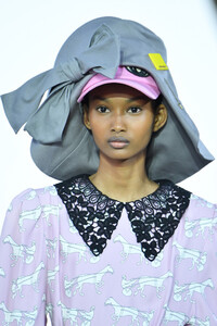 1315994601_MiuMiuClub2020RunwayS4P0z9E8eSTx.thumb.jpg.a0a2f64b62371d99b7832b6a441b866e.jpg