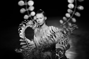 1316096665_IrisVanHerpenRunwayParisFashionWeekka54AmcTT2Tx.thumb.jpg.97b4de109ba5847aebcf0d9ec2233342.jpg