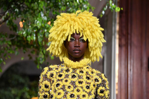 1321918470_ValentinoRunwayParisFashionWeekHauteew0526VPr0sx.thumb.jpg.2d6023f5814468e648eee14317ff2423.jpg