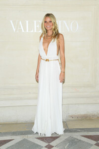 Gwyneth+Paltrow+Valentino+Front+Row+Paris+KpXOQxFp9Arx.jpg