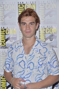 KJ+Apa+Riverdale+Photo+Call+Comic+Con+tsBb4XmE2adx.jpg