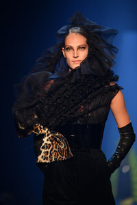 13680319_JeanPaulGaultierRunwayParisFashionWeekjA9rqEpVbmHx.thumb.jpg.7a566aae94e2e5fbce3f0283afa9b7c6.jpg