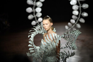 1369059671_IrisVanHerpenRunwayParisFashionWeeksZwGQJo64-Wx.thumb.jpg.e460db1045cd99f0efe9af49cfab2288.jpg