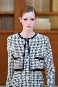 1379265557_ChanelRunwayParisFashionWeekHauteCouturePXW0OsOZAZbx.thumb.jpg.9f28945037a76d86e8f5995b6de449bb.jpg