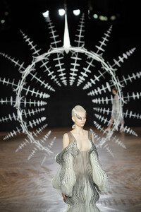 1382069086_IrisVanHerpenRunwayParisFashionWeekS08sHWX2xRRx.thumb.jpg.8872f72054dfe20b4174105d8df90705.jpg