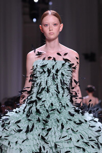 1384026582_GivenchyRunwayParisFashionWeekHauteCoutureJ4MgGfpu3pAx.thumb.jpg.42c3dda93b26894c2fd949c78ad9d236.jpg