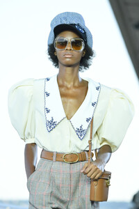 1401121535_MiuMiuClub2020Runwayy2S6yAU-h6Mx.thumb.jpg.49542bc7055c638cfea70485cede001f.jpg