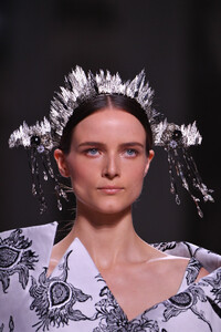 1408634426_GivenchyRunwayParisFashionWeekHauteCoutureaC4BPNv-vrxx.thumb.jpg.13519b46a4d555825b5c3806f2a49b9d.jpg
