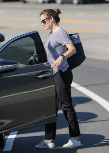 Jennifer+Garner+out+and+about+vqDqQecuznDx.jpg
