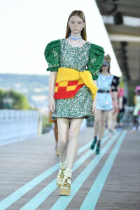 141981583_MiuMiuClub2020RunwayL2J8em--mYkx.thumb.jpg.d4de6e2652f3a53581bad5393a0f80f0.jpg