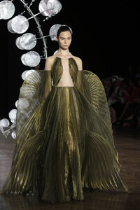 1420525641_IrisVanHerpenRunwayParisFashionWeekmKzbwXoaWg1x.thumb.jpg.17c95c27a39a476e807807dbb3805d5e.jpg