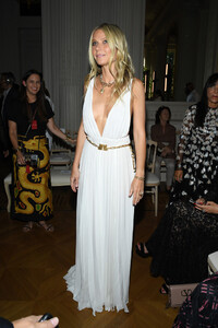 Gwyneth+Paltrow+Valentino+Front+Row+Paris+BJX0P1ys4Ufx.jpg