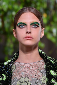 1443717123_ValentinoRunwayParisFashionWeekHautemRvuvzpZC2Rx.thumb.jpg.74a55653f383a84d976469625e559606.jpg
