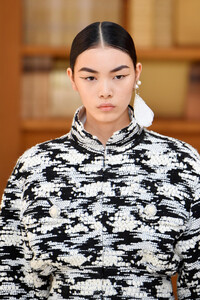 1460929395_ChanelRunwayParisFashionWeekHauteCouturePLUZLreI5oVx.thumb.jpg.aa345833198536e6a9c031f10fae7ee5.jpg