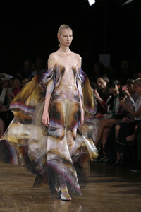 146102772_IrisVanHerpenRunwayParisFashionWeekWlCoGR35Zxgx.thumb.jpg.64e8ed8efb8772a01f81bcccac5ef9cc.jpg