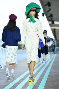1462134698_MiuMiuClub2020RunwayzduSToH6-Kpx.thumb.jpg.0ad44f705e42329d45d5048bb5ae785d.jpg