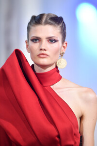 1468561738_ElieSaabRunwayParisFashionWeekHautelsxaNUlKKrkx.thumb.jpg.01c94755cb94f552ab01771a577c4e58.jpg