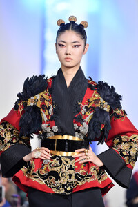 1489005318_ElieSaabRunwayParisFashionWeekHauteirG23DTDCIrx.thumb.jpg.f7d33455fb1edcf7db8cb3a815bc49c4.jpg