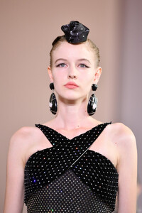 149337457_GiorgioArmaniPriveRunwayParisFashion43p7xyw15rRx.thumb.jpg.8f7f535d6fb07cbfce1179ebb202355d.jpg
