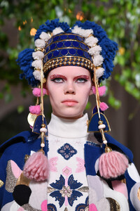 1511338943_ValentinoRunwayParisFashionWeekHauteGMCA8f1j-a0x.thumb.jpg.2468d9223890e9e8af0653e0f0a6b1bf.jpg