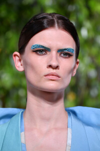 1523021838_ValentinoRunwayParisFashionWeekHauteeHp-JpKs9Eux.thumb.jpg.2a0dbce1580d2bc11c61679edfd4ee92.jpg