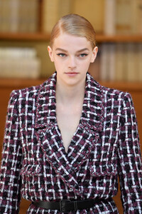 1529690525_ChanelRunwayParisFashionWeekHauteCouturegS1gLpkZO7xx.thumb.jpg.906fac9cc34e81df76ba4681ef7b670b.jpg