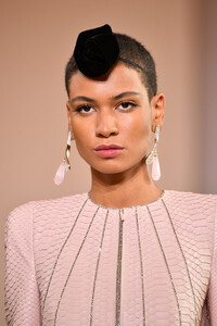 1533996609_GiorgioArmaniPriveRunwayParisFashionnEQAmvd2Kc1x.thumb.jpg.67533f89cb19ab7a24ae11fbf556a900.jpg